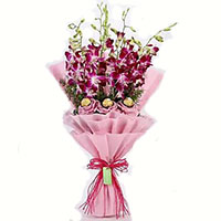 Send Diwali Gifts to India. 10 Pcs Ferrero Rocher Chocolates in India with 10 Red White Roses Bouquet India